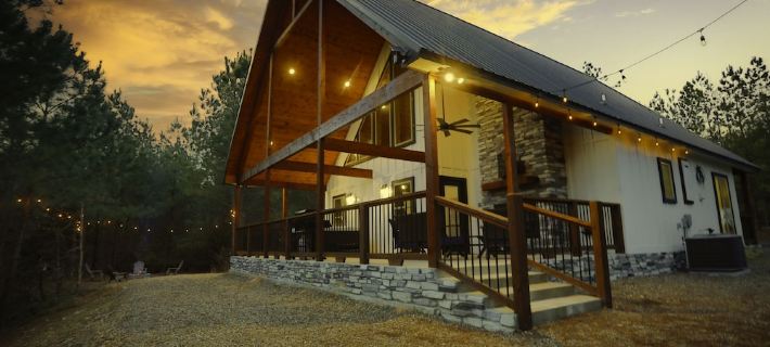 Romantic Couples Cabin minutes from Casino Excitement & Lakeside Serenity Отели в г. Брокен Боу