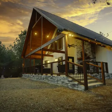 Romantic Couples Cabin minutes from Casino Excitement & Lakeside Serenity