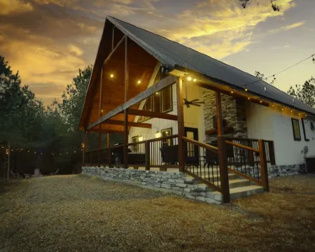 Romantic Couples Cabin minutes from Casino Excitement & Lakeside Serenity Hotels in Broken Bow
