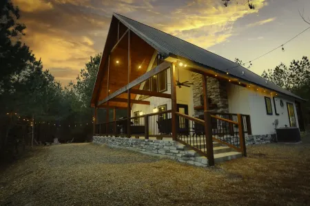 Romantic Couples Cabin minutes from Casino Excitement & Lakeside Serenity Отели в г. Брокен Боу