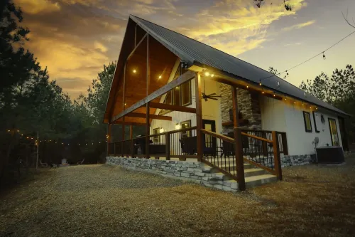 Romantic Couples Cabin minutes from Casino Excitement & Lakeside Serenity