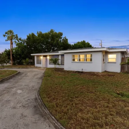 Spacious,Family Friendly 4Br Home, Enclosed Pool, Minutes 2 Beach!