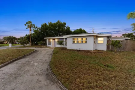 Spacious,Family Friendly 4Br Home, Enclosed Pool, Minutes 2 Beach!