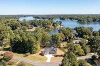 New waterfront house on Lake Norman/private dock - 4-Star