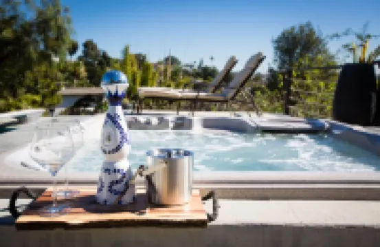 Amazing Views with Heated Pool and Jacuzzi Near Beach