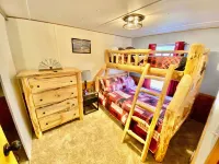 2 Bedroom in Logan Ohio, Hocking Hills, Luxury Hot Tub, King Size Bed, Fire-Pit
