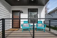 Luxury Lake House-4Bed-2Bath-NEW Renovation 2023-Walk to Beach, Dining, & More.