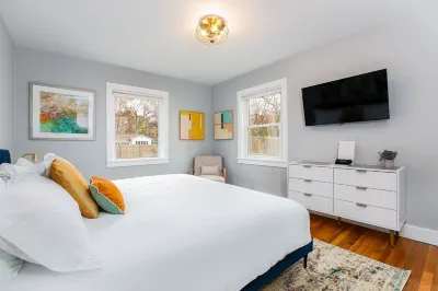 Beautiful ‘23 Remodel~Walk to ND