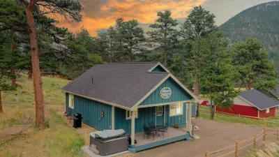 Modern Cottage; Mt Views, Wildlife, Location, Hot Tub, EV & 420 Friendly