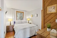 Karaoke!•LUX French Chalet•HotTub•Pool Table•FirePit•Pets•AC•Beach+Lake Access!
