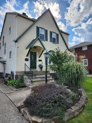 Charming Spacious & Affordable. Gem of Parma! Modern space superbly clean. Hotels in Parma