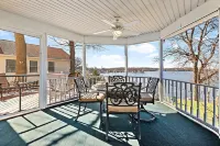 Lakefront Oasis w/ 2 fire pits, game room & kayaks 폭스 레이크 호텔