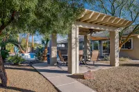 Modern Vegas Hot Tub Retreat • Pet Friendly • Near Strip • 10% Off January - วิลล่า