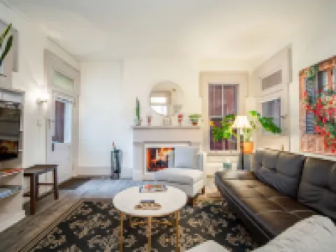 Updated Historical apartment close to a park and two blocks from the best dining Hotels in Dayton