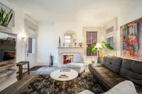 Updated Historical apartment close to a park and two blocks from the best dining