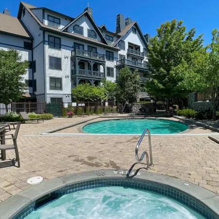 Luxury Condo*Hot Tub*Pool*Fireplace*Walk to Lifts*Near Golf Course & Fitness Ctr