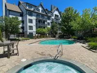 Luxury Condo*Hot Tub*Pool*Fireplace*Walk to Lifts*Near Golf Course & Fitness Ctr