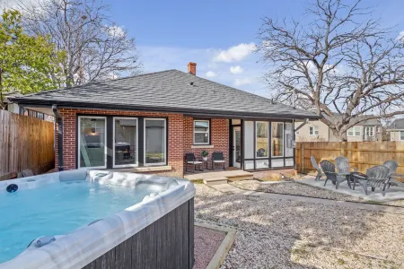 Tudor on Austin Ave - HOT TUB - 5 mins to Silos & McLane Stadium