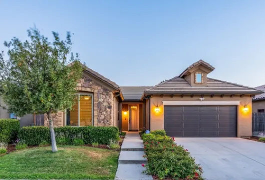 Family Fun-Filled Oasis: Mini Golf, Arcade, King Bed, Great Location and More!