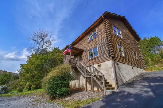 Cabin 80, Luxury 6 bedroom 3 bath Cabin minutes from Downtown Lexington!