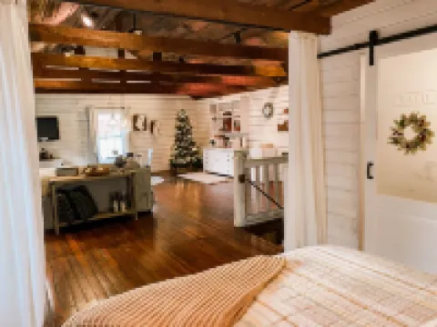 Loft two story with first floor workout room, WIFI, complete cottage to yourself