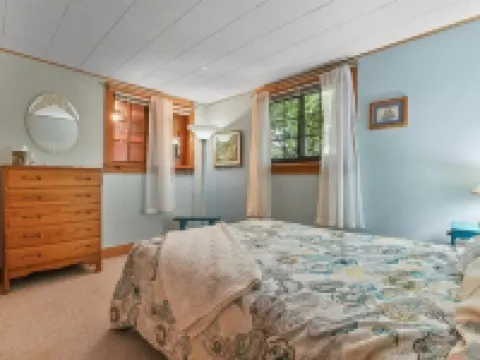 Sunny Point Lake Wallenpaupack Lakefront  with Private Dock - 4 Bedroom Sleeps 9 Hotels in Paupack Township