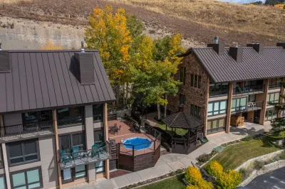 New! Ski-in/Out Condo with Hot Tub and Great Views! The Ski Haus