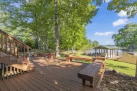 Beautiful Lakefront Getaway! Stunning Waterfront Views and Direct Lakefront.