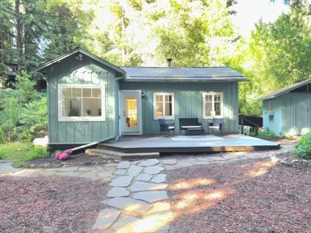 Pets Welcome and No Check-Out Chores at Redwood Grove Retreat! Отели рядом с достопримечательностью «Зона отдыха Лох Ломонд»