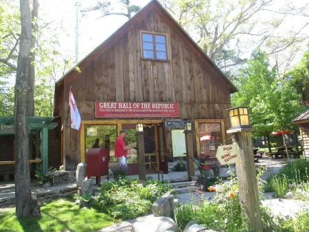 Chic and Cozy Condo Отели в г. Глен Арбор Тауншип