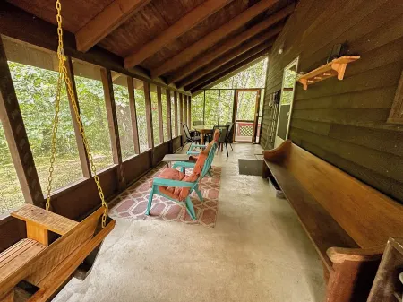 Secluded pet friendly cabin on 40 acres with frontage on the Kettle River Отели в г. Стерджен-Лейк