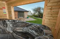 Unwind in Nature's Embrace with Sauna and Hot Tub - WOODLANDS
