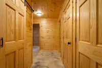 Cayuga Lake Cabins, Gorgeous Log Cabin home, Cabin C, fire pit, dog friendly - 3-stjärniga
