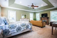 Cozy Home Near Avl, Dog Friendly with Fenced Yard! Hotels near Bearwallow Mountain Trail