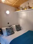 Luxury romantic shepherd's hut - hot tub and Aga