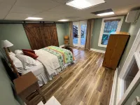 Large Private Lake Front Home on Level Lot, Kayaks, Fire Pit, Dock