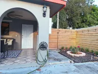 King. Minutes to Wilton Drive. Private entrance and bathroom.