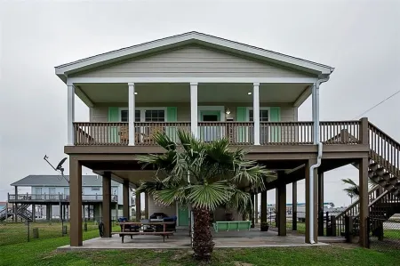 Inspired by the Sea - Newly Remodeled 3/2 Sleeps 8  Fenced yard - Pet Friendly