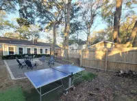 Simply Sunny Fun! 4BR Close to DT Chas & Beaches! Great backyard firepit & games - مطابخ