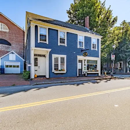 Prime Location.Private Rooftop Deck.Walk to Old Port,Waterfront, Museum & Music