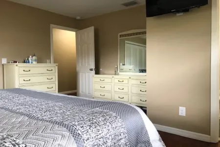 3/ 2 kid friendly home, only minutes to Legoland.