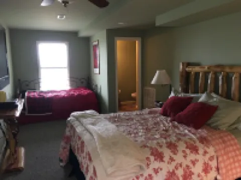 Greers Ferry Lake - Crockett's Escape Cabin with 6 person hot tub