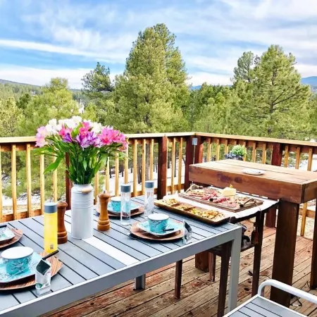 INDEP.CLOSE TO SKI/REMODELED CHALET ON XL LOT W VIEWS OF SKI RESORT &MOUNTAINS