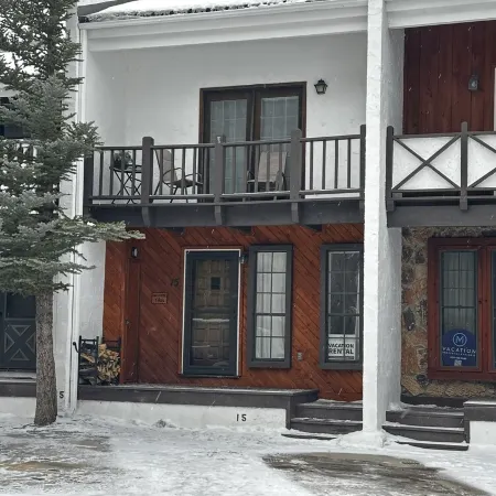 Ski-in/Ski-Out, Steps to Lifts, 1 Block to Downtown, Updated & Clean