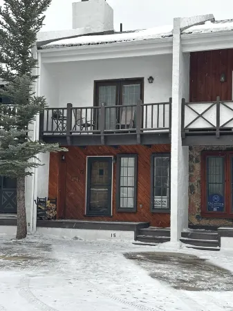 Red River Getaway- Ski in/Ski Out, Updated Townhome, Best Location, Sleeps 10