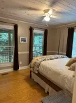 Blue Ridge Parkway Lodge:Chef kitchen, Fenced Playground&Yard, Hottub, 5bedrooms Hotels near Thunder Hill Overlook