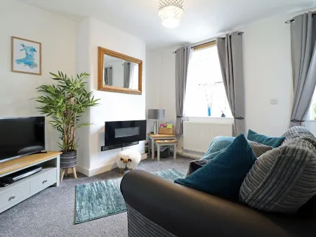 Bijou House Perfect for 2 people, no pets.