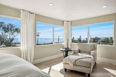 Luxury 3 bed 3 bath with Ocean Views+ Steps to the Beach