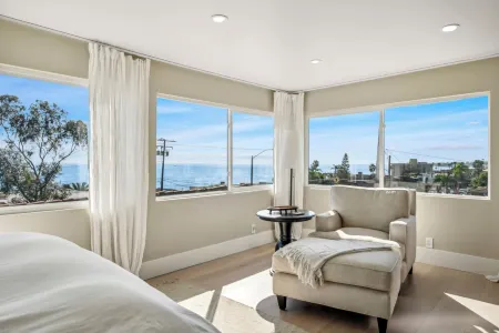 Luxury 3 bed 3 bath with Ocean Views+ Steps to the Beach Отели в г. Лагуна-Бич