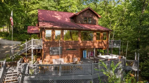 Story Book Cabin with Mountain Views, Game Cave, Hot Tub and Close to Downtown
